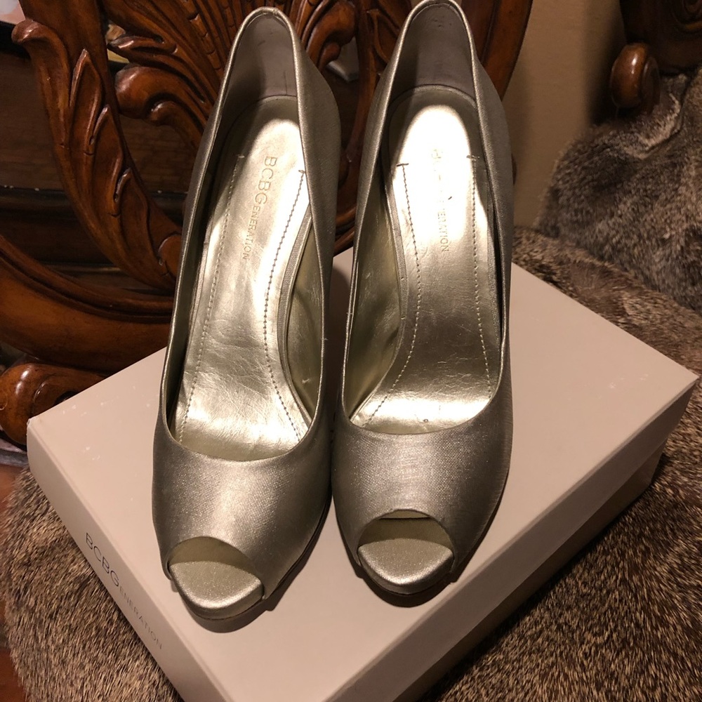 BCBGeneration Gold metallic open toe heel 7.5M